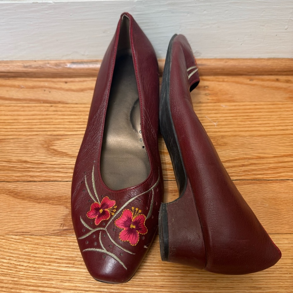 Vintage / 9 / Embroidered Floral Low Heels / 80s / Eccentric / Feminine / Retro - Picture 2 of 7